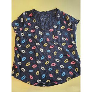 Torrid lipstick kisses tee. Small 00
